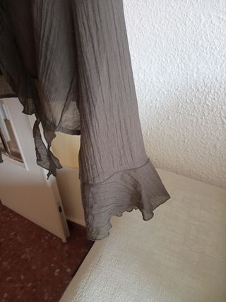 Blusa verde oliva con volantes