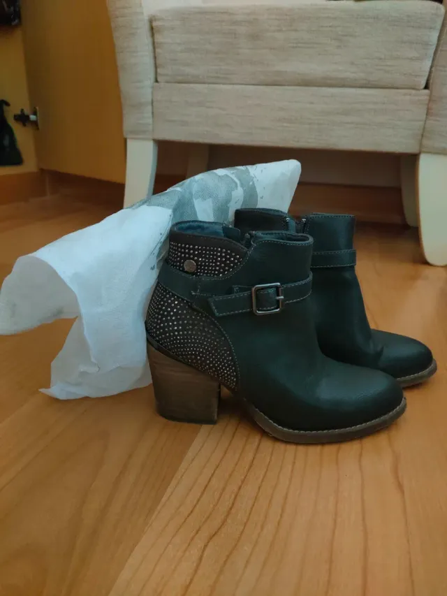 Botín tacón cremallera tachuelas