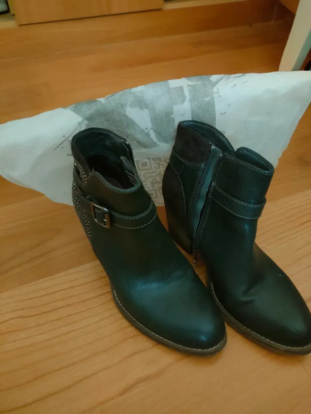 Botín tacón cremallera tachuelas