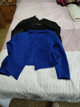 Elegantes chaquetas negras y azules 