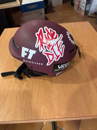 Casco de esquí morado