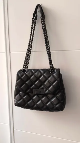 Bolso negro acolchado con cadena metálica