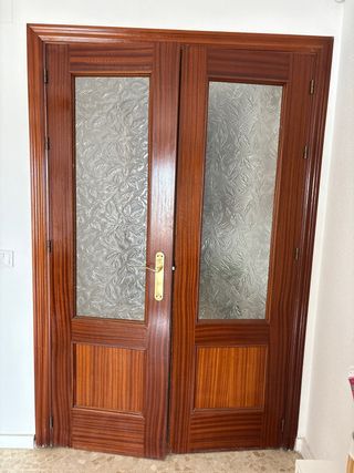 Puertas de madera , algunas con cristal .