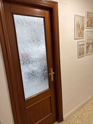 Puertas de madera , algunas con cristal .