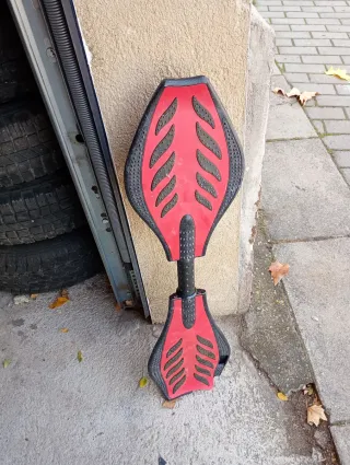 Patinete de dos ruedas rojo y negro