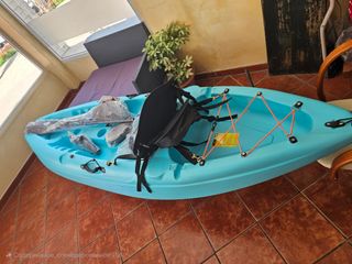 Kayak azul con asiento y accesorios
