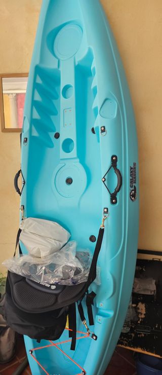 Kayak azul con asiento y accesorios