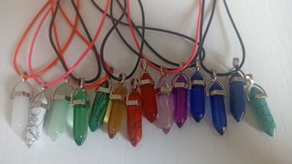 14 Colgantes de colores con 9 collares