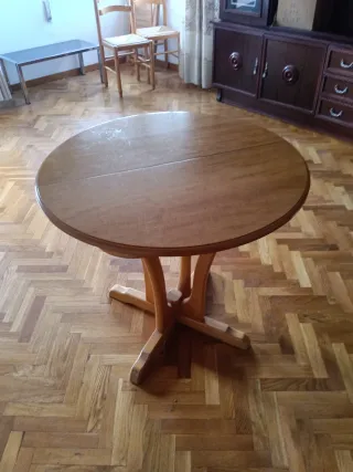 Mesa extensible de madera y 2 sillas
