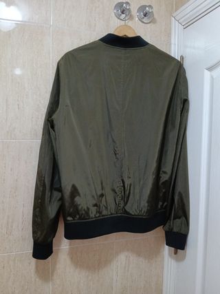 Cazadora bomber verde y roja