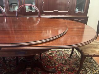 Mesa comedor extensible con seis sillas de madera