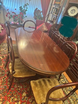 Mesa comedor extensible con seis sillas de madera