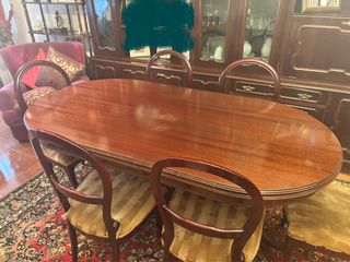 Mesa comedor extensible con seis sillas de madera