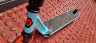 Patinete de acrobacias azul
