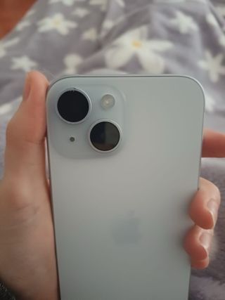 iPhone 15 azul claro