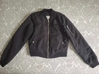Cazadora bomber negra