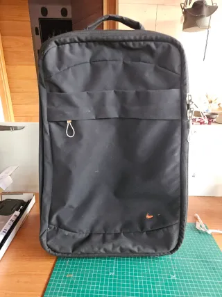 Maleta mediana Nike negra