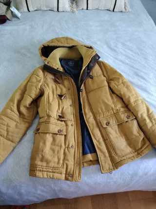 Chaquetón mostaza con capucha