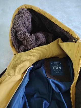 Chaquetón mostaza con capucha