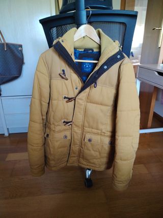 Chaquetón mostaza con capucha