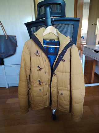 Chaquetón mostaza con capucha