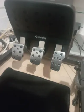 Volante Logitech G25 con pedales y cambio