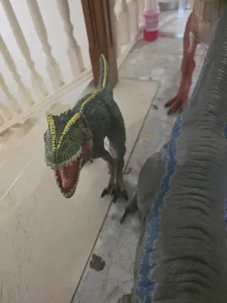 Dinosaurio de juguete verde y amarillo