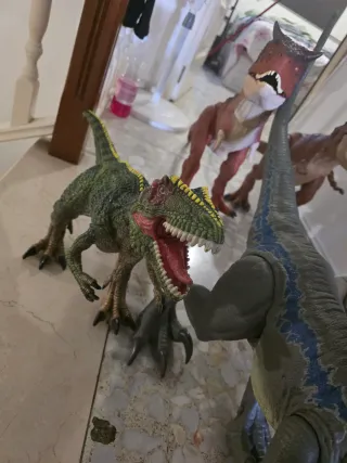 Dinosaurio de juguete verde y amarillo
