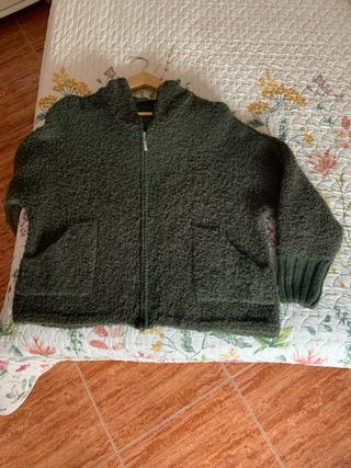 Chaqueta punto verde con capucha