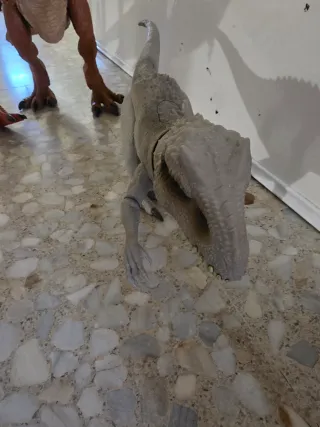 Dinosaurio de juguete gris mefiank
