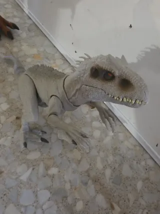 Dinosaurio de juguete gris mefiank