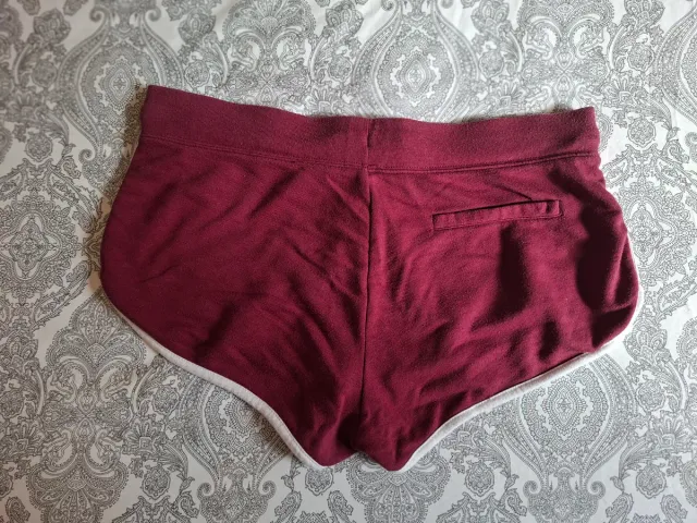 Pantalón corto deportivo granate
