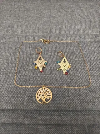 Conjunto de bisutería dorado y multicolor