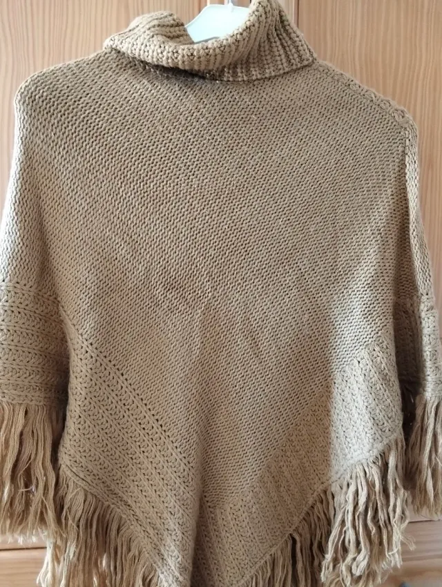 Poncho mujer mostaza cuello alto