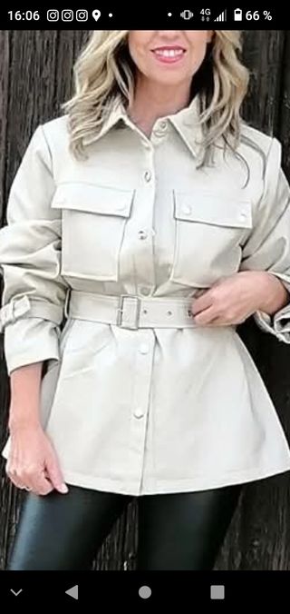 Chaqueta polipiel beige con cinturón