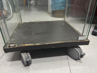 Vitrina cristal madera con ruedas