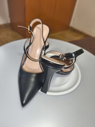 Tacones negros de tiras
