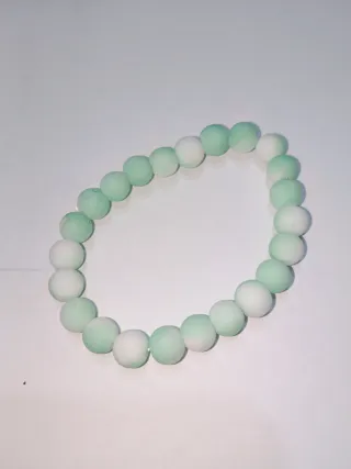 Bracciale con pietre colorate verde e bianco