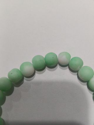 Bracciale con pietre colorate verde e bianco