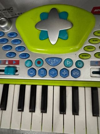 Piano Imaginarium con micrófono y taburete