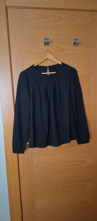 Blusa vaporosa, manga larga, color negro,  talla M