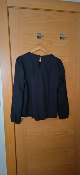 Blusa vaporosa, manga larga, color negro,  talla M