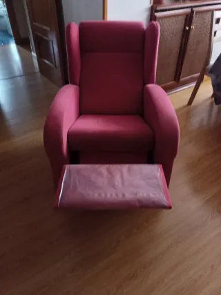 Tre poltrone singole, una delle quali ergonomica