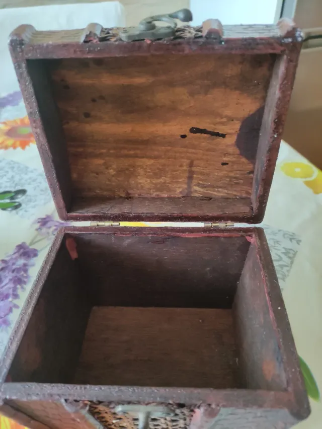 Baúl antiguo de madera y ratán