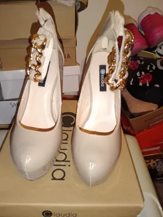 Zapatos de tacón Claudia beige y dorado