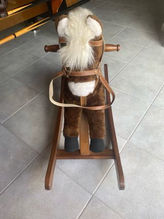 Caballito mecedor marrón con arneses