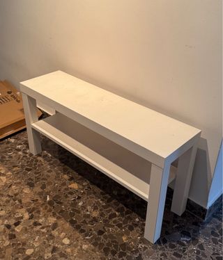 Mesa pequeña con dos baldas de color blanco
