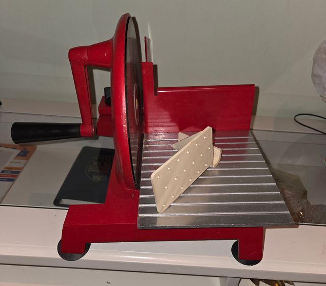 Affettatrice rossa e argento