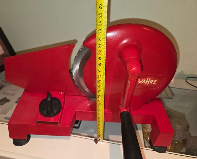 Affettatrice rossa e argento