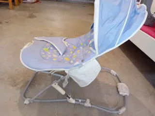 Mecedora bebé azul con capota